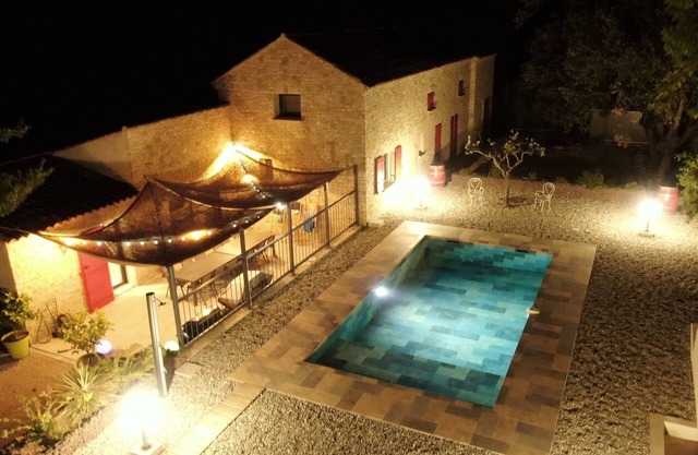Spacious, pleasant house with swimming pool for 12