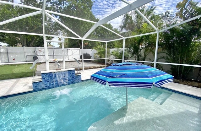 Spacious Pool House w/Mini Golf 5 min from the beach!