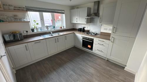 Spacious Private Drive & Free Street Parking, Relocation or Business Weekly-Monthly Stay!