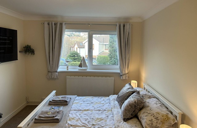 Spacious Private Double room, 5 minute drive to Mumbles, Great location