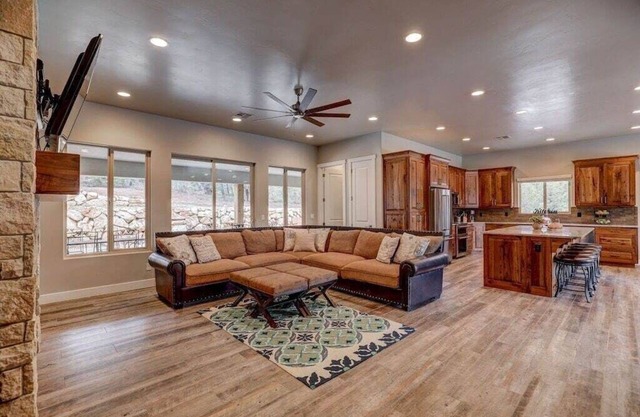 Spacious, Private Hot Tub, 6 bedrooms 5 Ensuite Bathrooms. 7th night FREE!