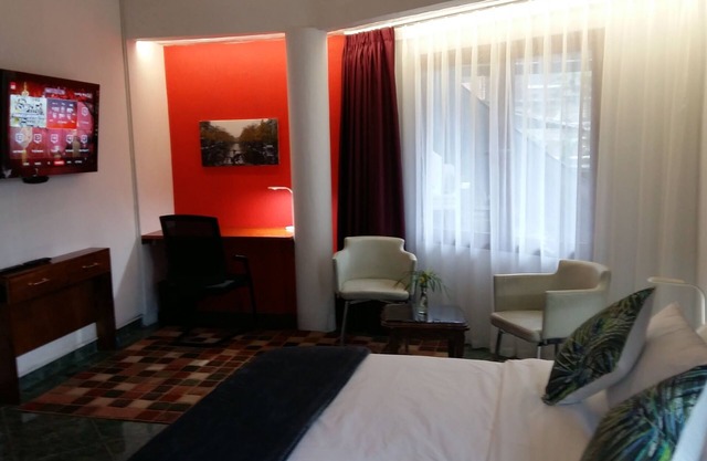 Spacious private room in local and green environment