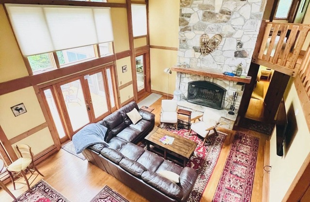 Spacious + Private Ski Lodge on 20+ Acres - 10 min to Stratton, 5 min to Bromley