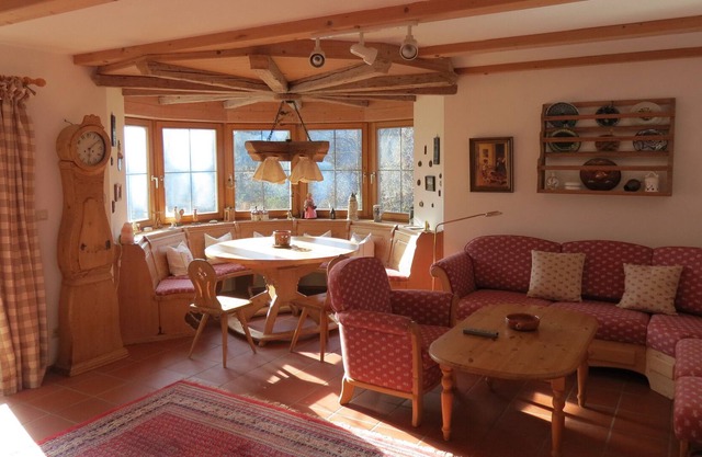 Spacious, quiet apartment on the edge of the forest in alpine style with a garden