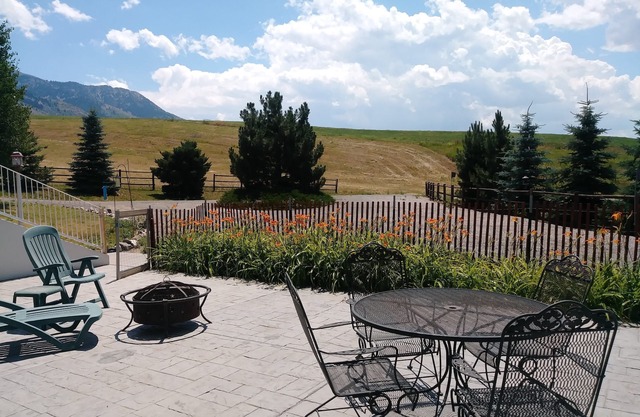 Spacious Quiet Country Home With Stunning Views from Private Patio