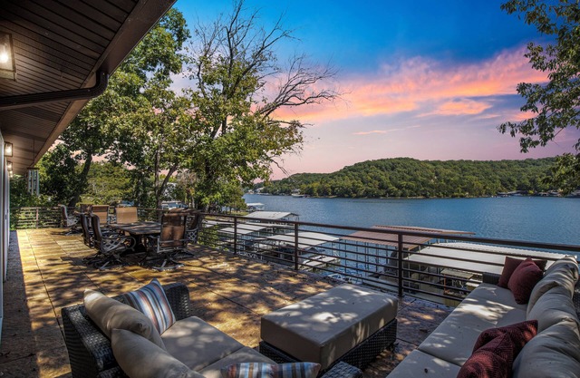 Spacious, Quiet & Great Cove, Nearby Attractions, Private Dock, Fireplace, Expansive Deck