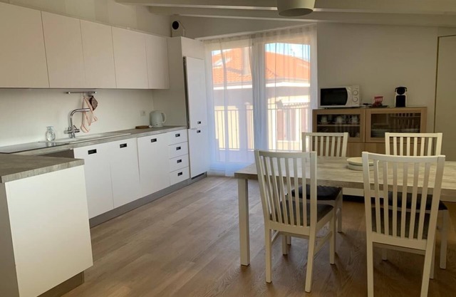 Spacious, quiet and bright apartment close to:Fairs Airports Center MI