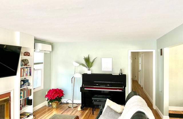 Spacious, quiet, lovely home. Heart of the Bay