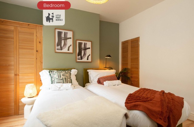 Spacious, Quirky Home - Wi-Fi, Parking & Courtyard