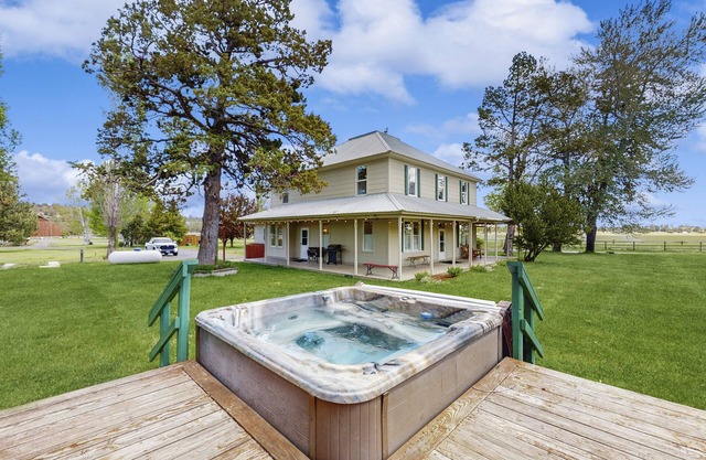 Spacious Ranch Home on Long Hollow Ranch, w/hot tub, WiFi, access to trails