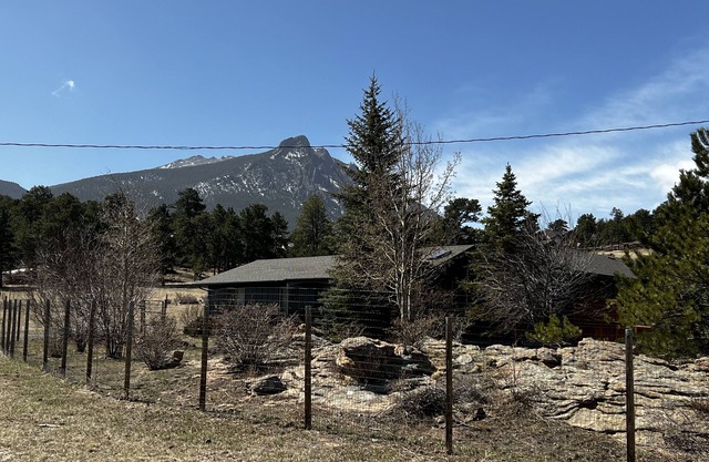 Spacious ranch house with hot tub, mountain views and a top notch furnishings.
