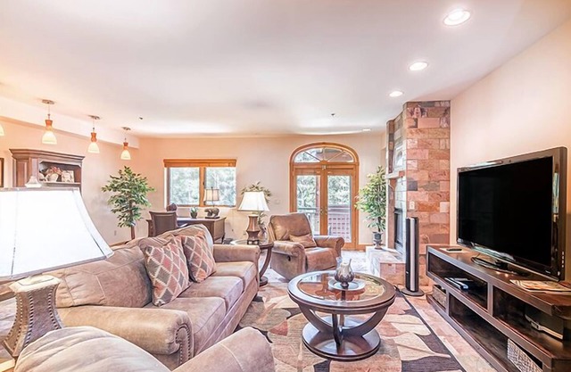 Spacious Renovated 2-Bedroom Mountain Village Escape