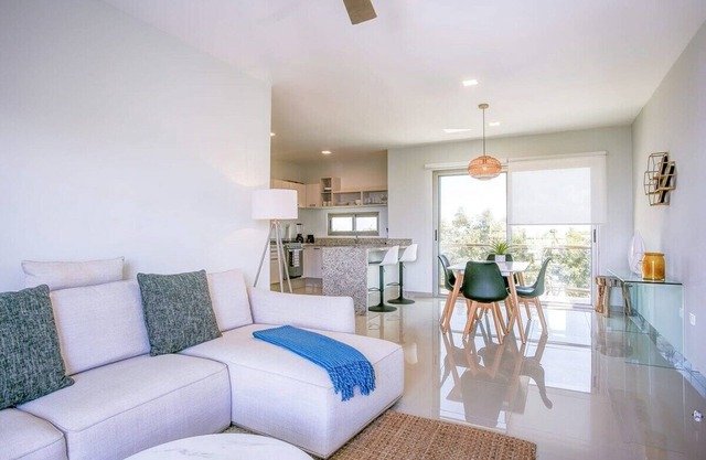 Spacious Retreat- Pool, Gym, 3 Balconies & Parking