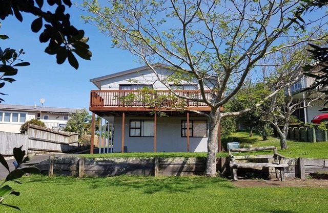 Spacious retreat, 1 minute walk to beach