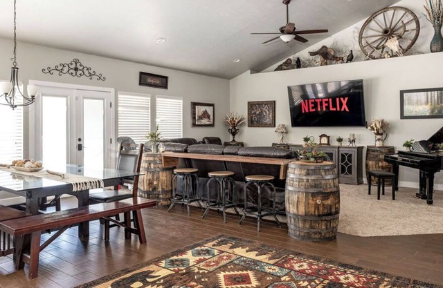 Spacious Retreat for over 32 Parking, Horse Stalls