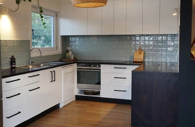 Spacious retreat, fully renovated, close to beach