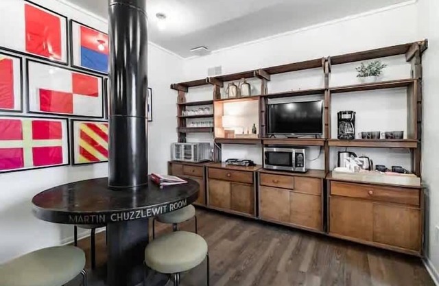 Spacious Riverfront Suite - Close to Downtown