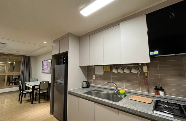 Spacious Room + King Bed Size w/Full Kitchen & Full size Bathroom