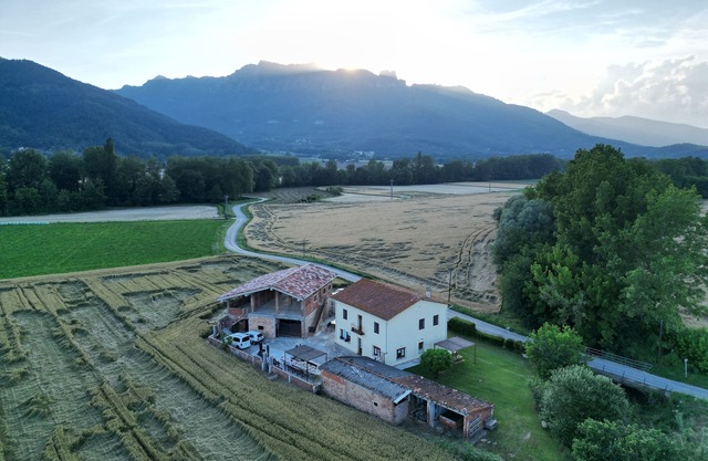 Spacious rural house with good views near the volcanic area of the Garrotxa.