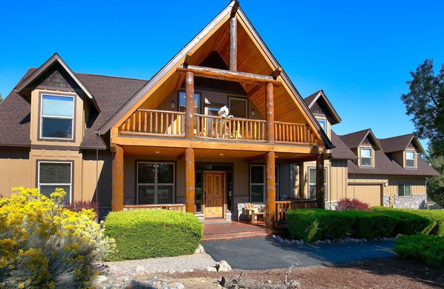 Spacious & Rustic Lodge Cabin. 4 Bedroom Kid & Pet Friendly w/Private Hot Tub!