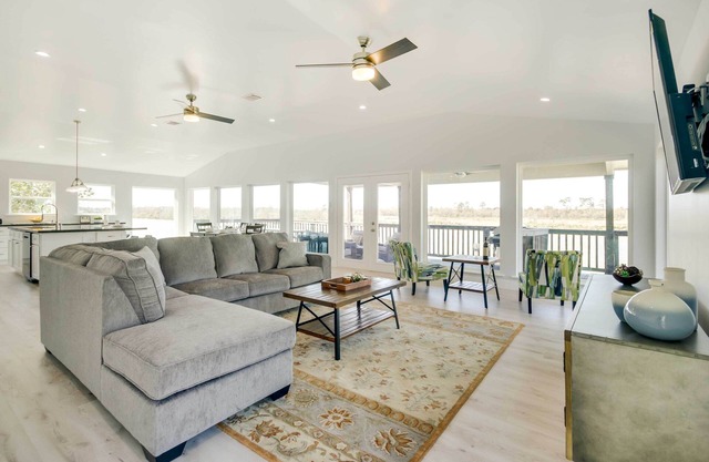 Spacious San Jacinto River Home w/Waterfront Deck