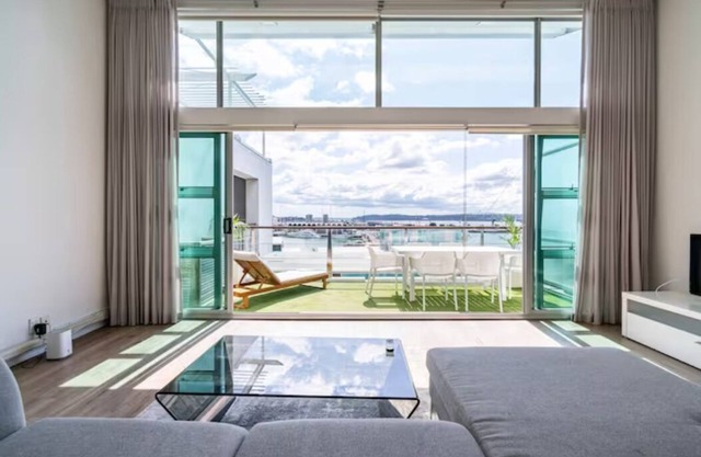 Spacious Sanctuary With Spectacular Harbour Views!