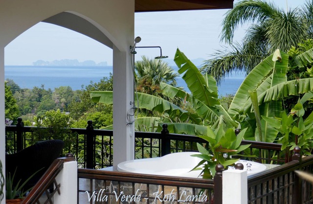 Spacious Sea View Villa with Jacuzzi and pool shared