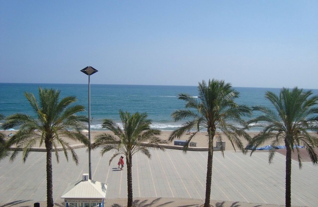 Spacious seafront apartment overlooking the the beach with WIFI, parking & lift