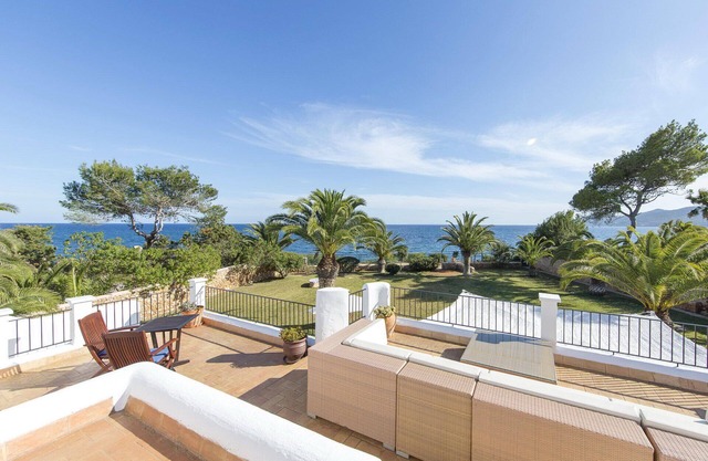 Spacious Seafront Villa with Pool 16 Guests - walk to 2 beaches - majestic views