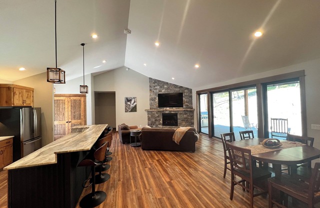 Spacious Seeley Lake luxury home 4-BDR, 4 bath. Snowmobiler/Adventurer paradise