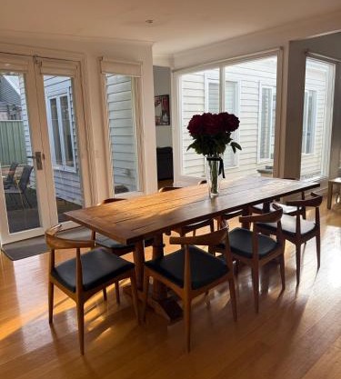 Spacious self contained house walking distance-CBD