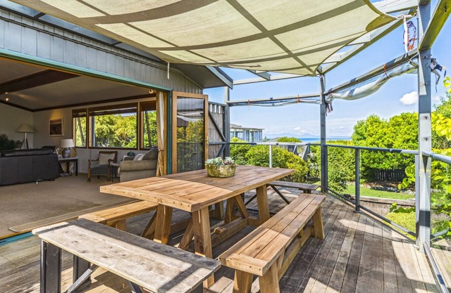 Spacious Serenity in Waipahihi – Taupo Holiday Home