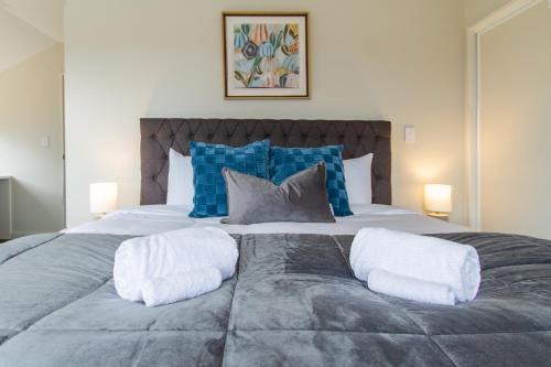 Spacious Serenity near Westfield Mall 6BR