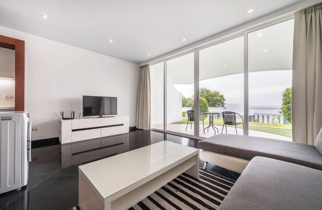 Spacious Serenity - Quiet One Bedroom