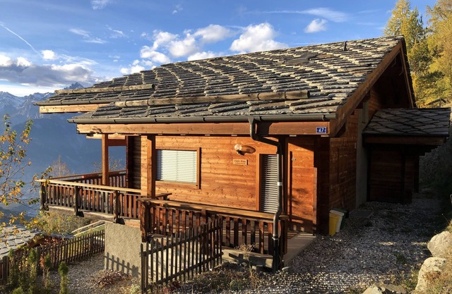 Spacious ski retreat in Veysonnaz/4Vallees with stunning views - sleeps 12.