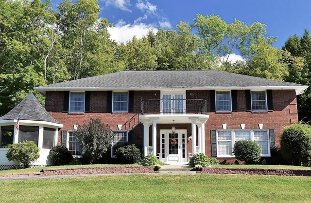 Spacious Ski Retreat on 10 Acres