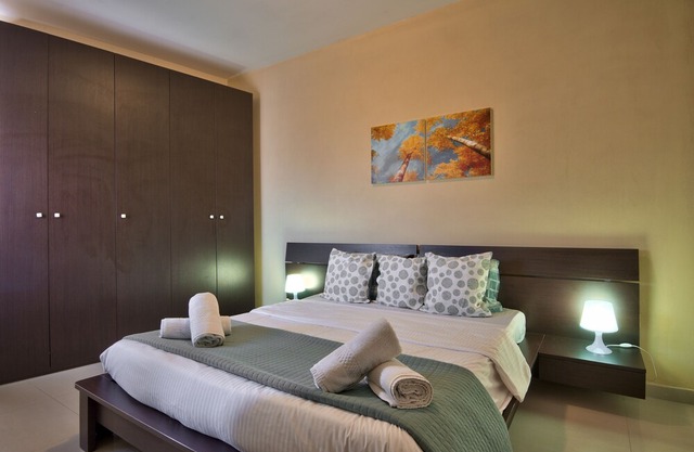 Spacious Sliema Pethouse with Hot Tub