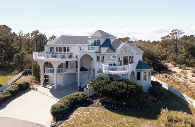 Spacious soundside Corolla home w/views, hot tub, community pool & tennis!