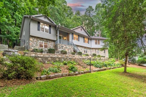 Spacious South Asheville Getaway
