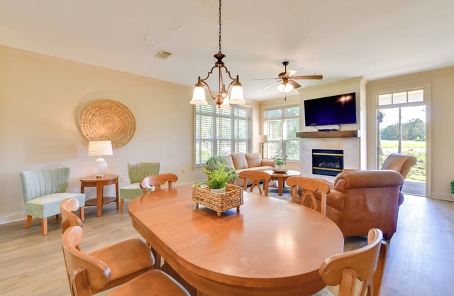 Spacious Springfield Home w/Golf Course View!
