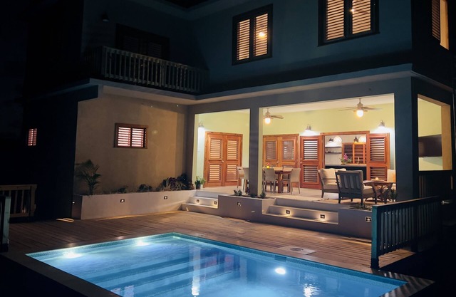 Spacious, staffed villa! Private pool. 3 min walk to beach. AC and WIFI