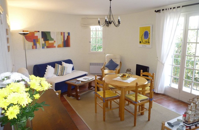 Spacious studio flat for 4 people, near shops & beach in quiet residential area