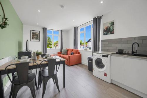 Spacious & Stylish - Free Parking - Fast Wifi