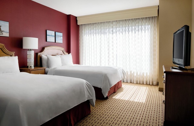 Spacious Suite Near Disneyland and Anaheim GardenWalk - Onsite Swimming Pool