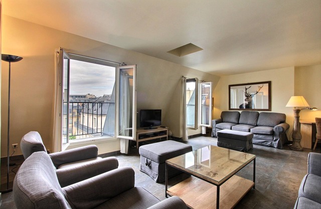 Spacious, sunny 1BD, AC, LIFT, Opéra, Galeries Lafayette