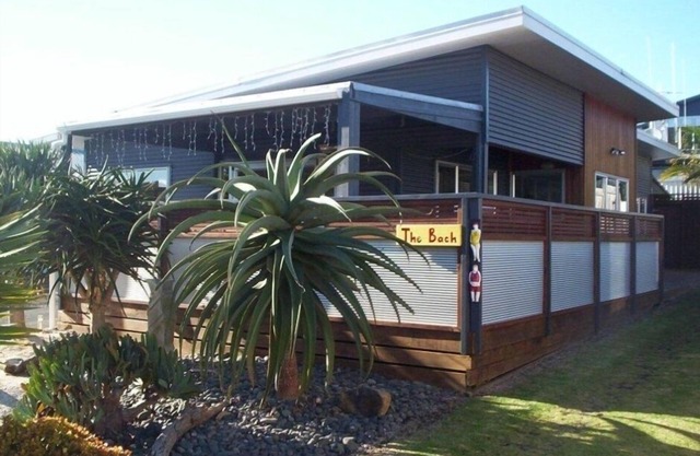 Spacious, sunny, modern bach.
