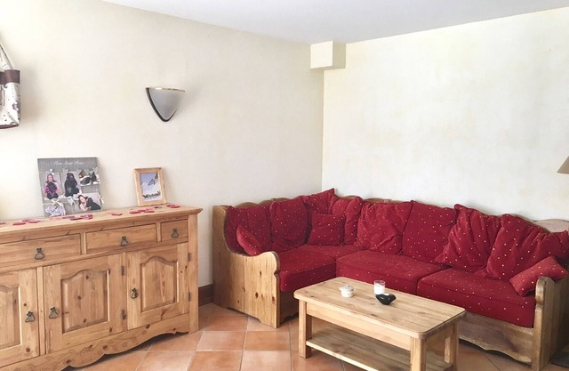 Spacious T3 Apartment with South-Facing Terrace, Garden, and Private Parking in Corrençon-en-Vercors