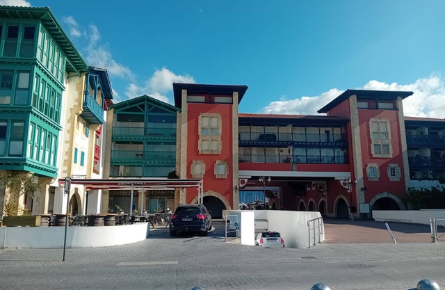 Spacious T2 apartment in Hendaye with parking, steps from the beach