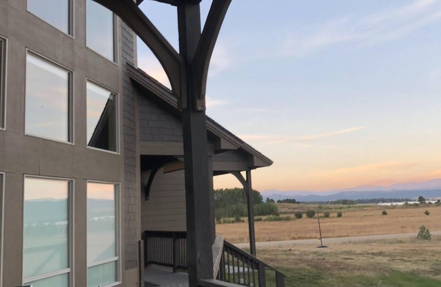 Spacious Tamarack Lake-view Cabin, sleeps 12 w private hot tub and golf hole