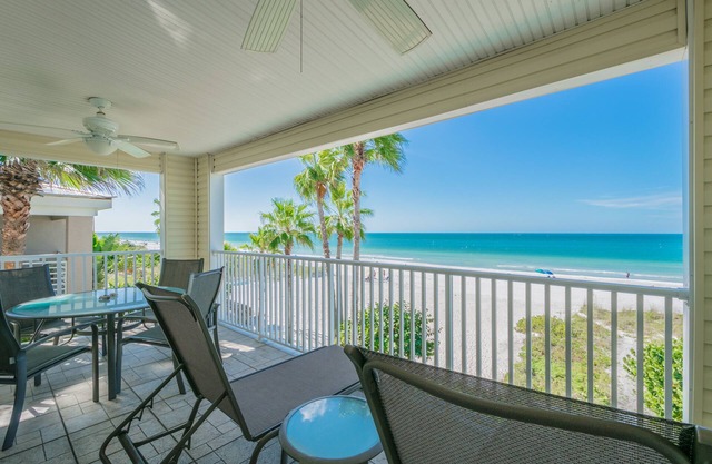 Spacious top floor 3 bedroom condo overlooking the beautiful Gulf of America!